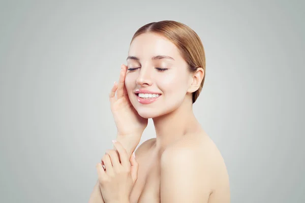 Mujer Sonriente Con Retrato Piel Sana Clara Chica Relajante —  Fotos de Stock