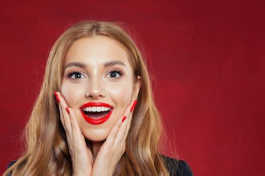 Kız yüz kırmızı zemin üzerine şaşırttı. Mutlu kadın portre portr