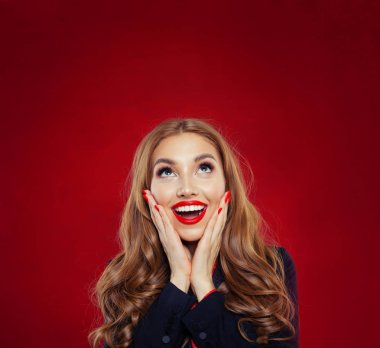 Mutlu sürpriz kadın kırmızı zemin üzerine ararken. Pozitif emo