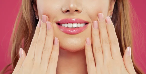 Piękna kobieta uśmiechając się i pokazuje jej rękę z manicure paznokci — Zdjęcie stockowe