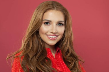 Genç güzel sevimli neşeli kız gülümseyerek portresi