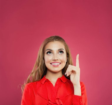 Onun parmak işaret ve gülümseyerek mutlu bir kadın 