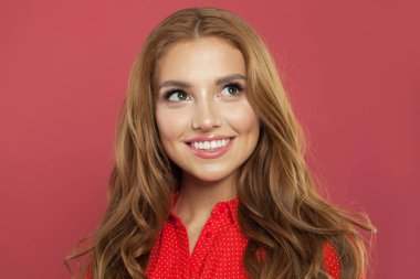 Kırmızı kıvırcık saçlı olumlu haber sevindirici mutlu genç kadın