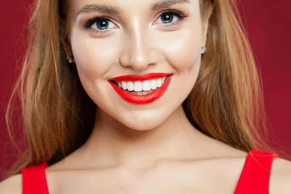 Menina bonita nova com bonito sorriso closeup. Mulher sorridente — Fotografia de Stock