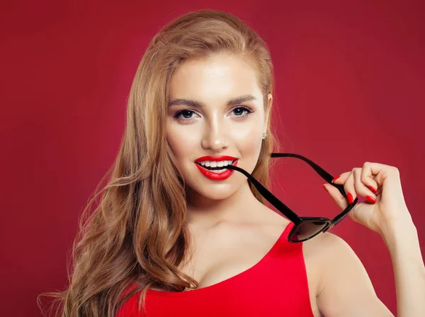 Спокуслива жінка з сонцезахисними окулярами та макіяжем червоних губ — стокове фото