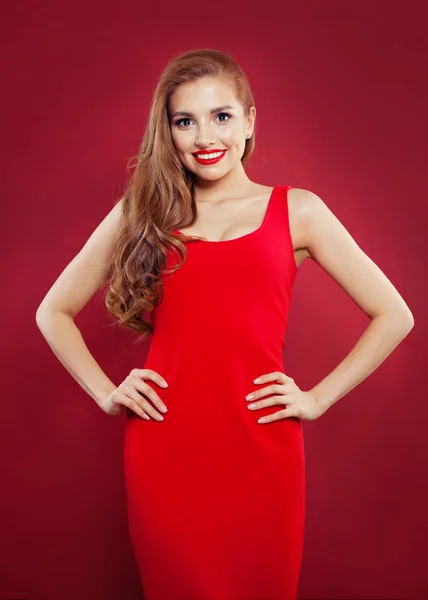 Szép nő visel a piros szexi ruhát, piros háttér — Stock Fotó