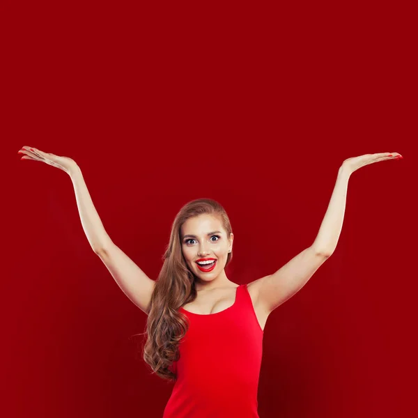 Boldog izgatott meglepett asszony, piros ruhás, szórakozás — Stock Fotó