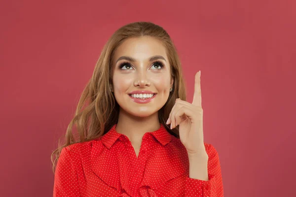 Gelukkig mooie vrolijke jongedame die omhoog wijst — Stockfoto