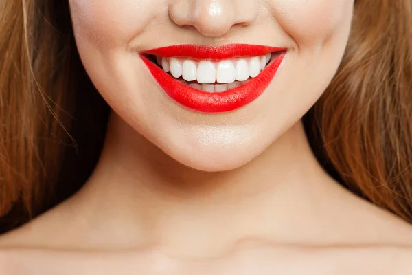 Maquillaje rojo Labios con lápiz labial de tinte de color moderno . — Foto de Stock