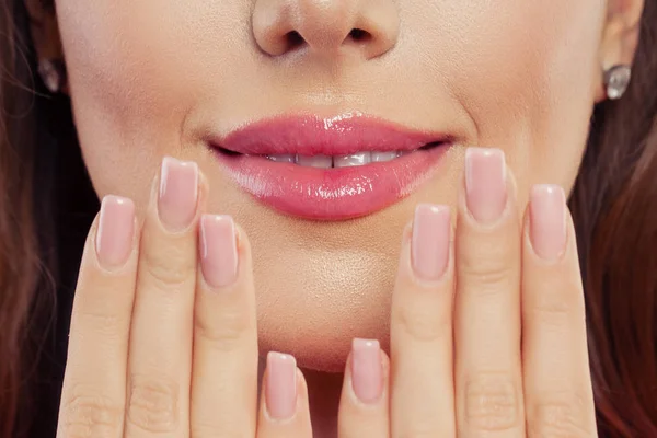 Labios con maquillaje de brillo de color brillante de moda. Hermosa mujer — Foto de Stock