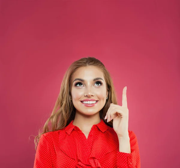 Gelukkige vrouw haar vinger omhoog en glimlachen — Stockfoto