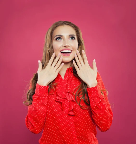 Amable mujer sorprendida mirando hacia arriba y retrato sonriente . —  Fotos de Stock