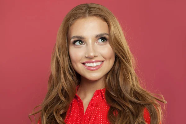 Šťastná dívka s červenými kudrnatými vlasy radosti na pozitivní zprávy — Stock fotografie