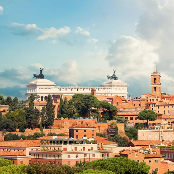 Roma, Italia. Vittoriano - monumento en honor del primer rey de — Foto de Stock