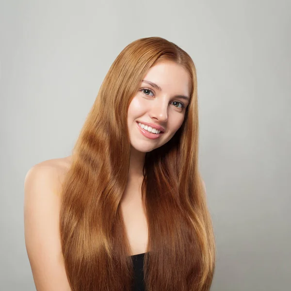 Mujer pelirroja bonita con el pelo largo y saludable sonriendo — Foto de Stock