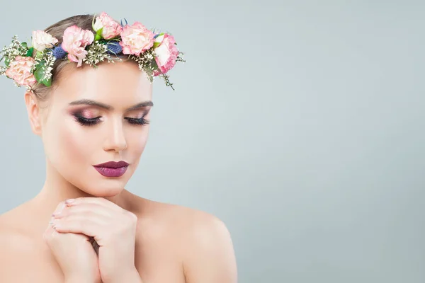 Hübsche junge Frau Gesicht Nahaufnahme Porträt. Mädchen im Frühling Blumen — Stockfoto