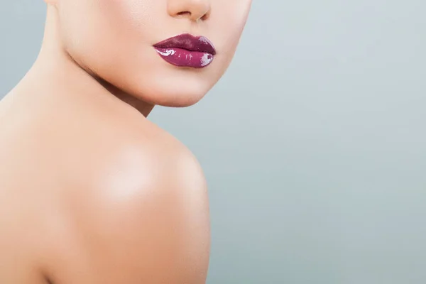 Schöne Frauenlippen mit lila Hochglanz-Lippenstift und Lipgloss — Stockfoto