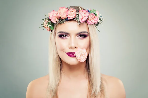 Άνθος λουλουδιών πορτρέτο του όμορφη γυναίκα με τέλειο μακιγιάζ — Φωτογραφία Αρχείου