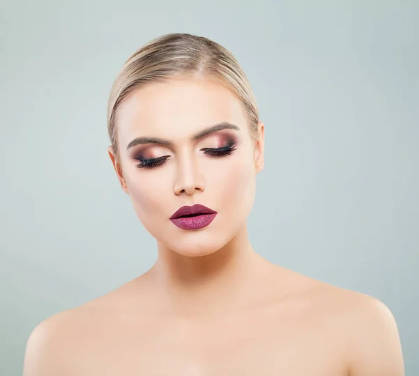Elegantní žena portrét. Make-up s barevnými třpytkami oční stíny — Stock fotografie