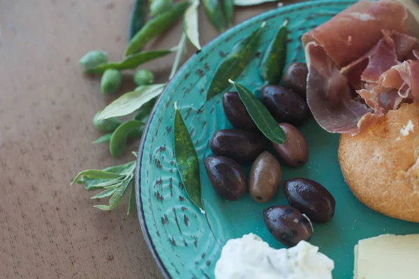 Настоящая органическая еда. Итальянские оливки — стоковое фото