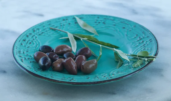 Authentische Bio-Lebensmittel. Oliven italienische Köstlichkeiten — Stockfoto