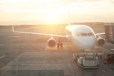 Uçak terminal kapısında. Sırasında modern Uluslararası Havaalanı