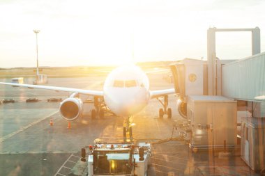 Uçak Havaalanı pencere görünümü terminal kapısında hazır aracılığıyla 