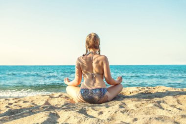 Sarışın kız tropikal beach resort doğum