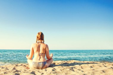 Deniz plaj genç kız. Tatil ve tatil kavramı