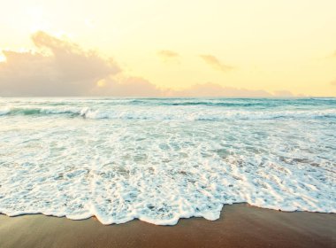 Deniz ve plaj arka plan. Manzarası gökyüzü bulutlu, deniz sörf ve 