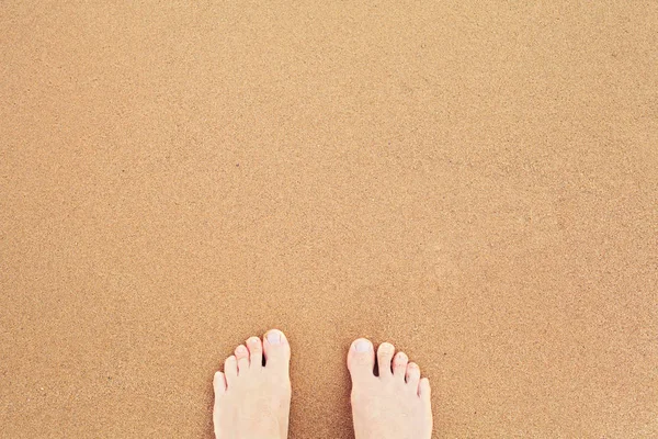 Κάτοψη του πόδια στην άμμο της θάλασσας. Διακοπές στην παραλία και το καλοκαίρι — Φωτογραφία Αρχείου