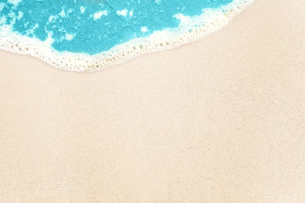 Tropisk bakgrund med vita havet strand sanden och det blåa surf — Stockfoto