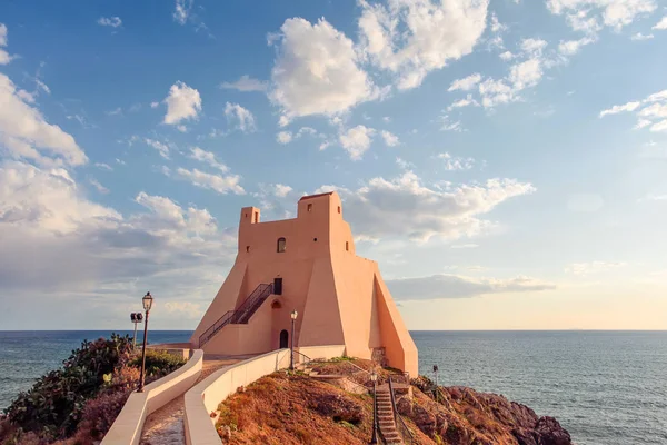 Farol de Sperlonga e belo céu com nuvens — Fotografia de Stock