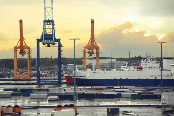 Cargo port in Helsinki. Harbor cranes in sea cargo port — Stock Photo, Image