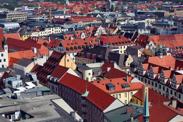 Centrum van de stad München en de oude opvatting van de skyline van de stad naar de oude stad, daken — Stockfoto