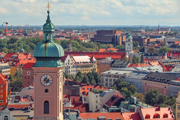 Münih şehir merkezi ve eski şehir siluetinin görünümüne eski şehir, çatılar — Stok fotoğraf