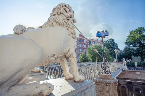 Bron av Lions i St Petersburg under en blå himmel med moln — Stockfoto