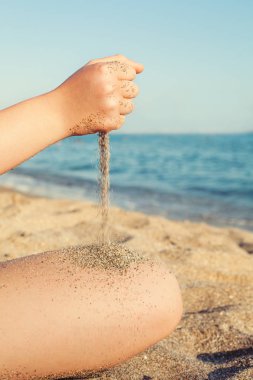 Kız deniz plaj rahatlatıcı. Kum kadın elinden düşen