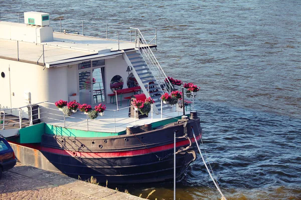 Ship  ready for excursion on the river — Stock Photo, Image