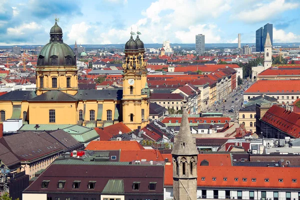 Munich city Vystředit pohled na staré město, střechy a věže — Stock fotografie