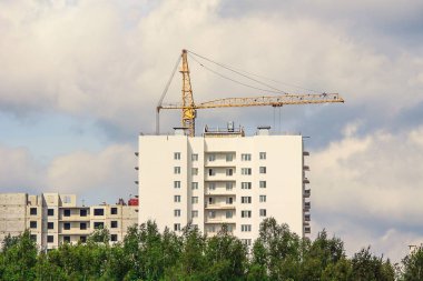 Turna ve bina mavi gökyüzüne karşı yapım aşamasında