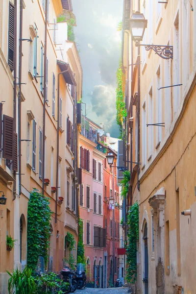 Calle colorida con luz solar en Roma, Italia — Foto de Stock