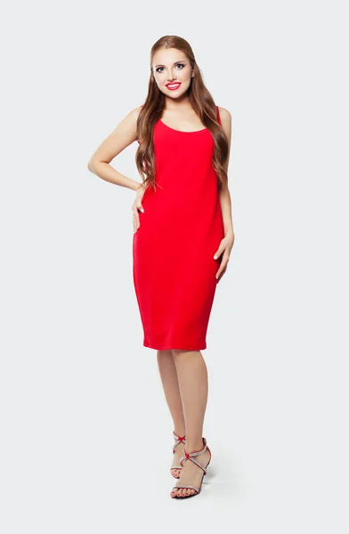 Elegante modello donna che indossa abito rosso e scarpe tacchi alti — Foto Stock