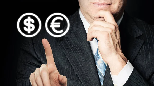Dolar ve euro arasında adam seçer — Stok fotoğraf