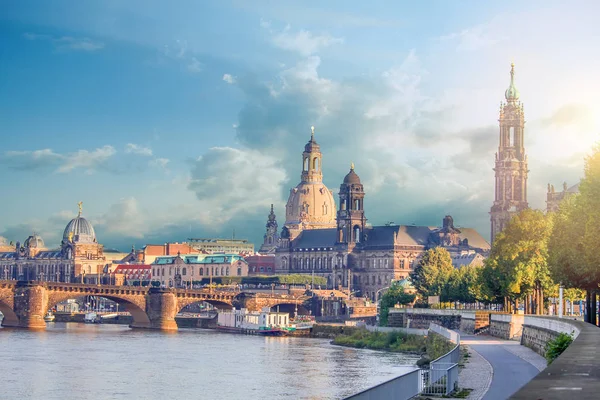 Cityscape Dresden Elbe Nehri ve Augustus Köprüsü, Dresden, Saksonya, Almanya — Stok fotoğraf