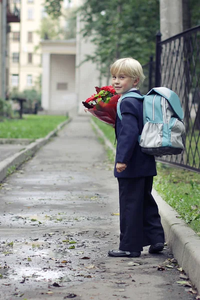 Uczniak na jego drodze do szkoły. Chłopak idzie do pierwszej klasy — Zdjęcie stockowe