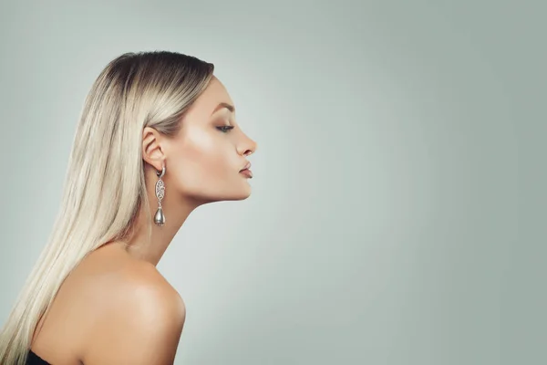 Femme de luxe avec coiffure blonde saine et perles noires — Photo