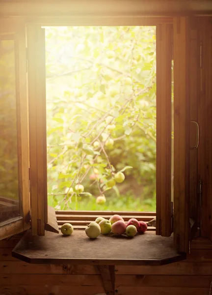 Manzanas frescas en alféizar de la ventana. Manzanas frescas en el alféizar de la ventana — Foto de Stock