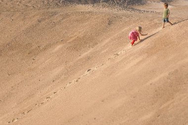 Sand Dune üzerinde tırmanma çocuklar. Yaz günü
