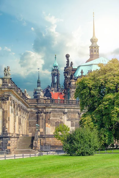 Dresden sokaklarında ve meydanlarında mimarinin güzelliği — Stok fotoğraf